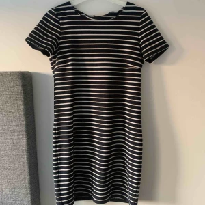  - Randig klänning från Vila. Superskönt material! Använd men i fint skick. Pris är inklusive frakt ✨✨✨