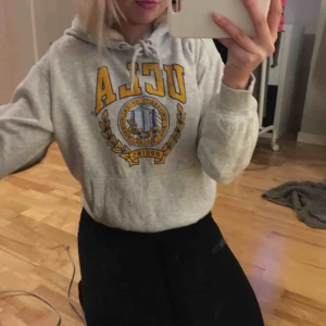  - Fin hoodie med tryck💛