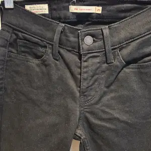 Svarta Levis jeans, använda 1 gång, köpte fel strlk. ( inga fläckar, smutsig spegel) . Frakt betalas av köparen, kan lämnas i Malmö.