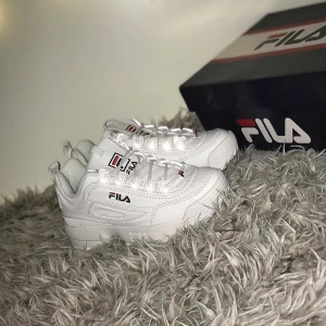 Vita Fila skor - Vita fila skor, storlek 37, lite använda men inte sönder. Köpta i somras för 1199kr. Frakten ingår:) (160kr) de är små i storleken så de är som en 36/36,5