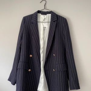 Oversized kavaj från hm - Randig oversized kavaj från HM i storlek 36. Kavajen är aldrig använd och därför i toppenskick. Fraktar gärna, men köpare står för frakt.