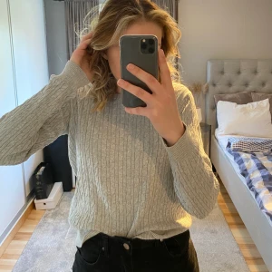 Långarmad tröja  - Säljer min långarmad tröja i storlek 170 men skulle säga att det passar en XS/S💕 kommer inte ihåg vad den kommer ifrån eftersom att jag fick den i present och det står Inte i tröjan💕