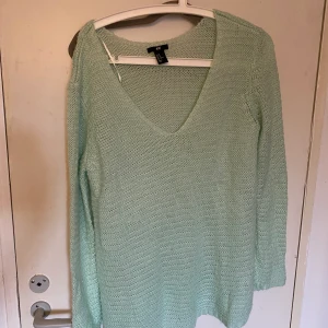 Ljus blå stickad tröja  - Säljer denna  fina ljusblåa tröja hör av dig om du är intresserad eller har frågor kram!💓💓