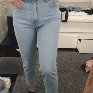  - Jeans från zara, har klippt en liten lucka längt ner på jeansen som gjorde så att de hända något! Super snygga nu till sommaren👖☀️💕frakt 50kr