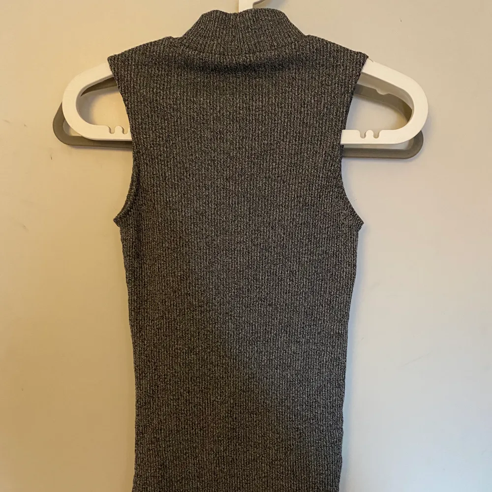 Säljer denna  fina gråa polo tröja hör av dig om du är intresserad eller har frågor kram!💓💓. Toppar.