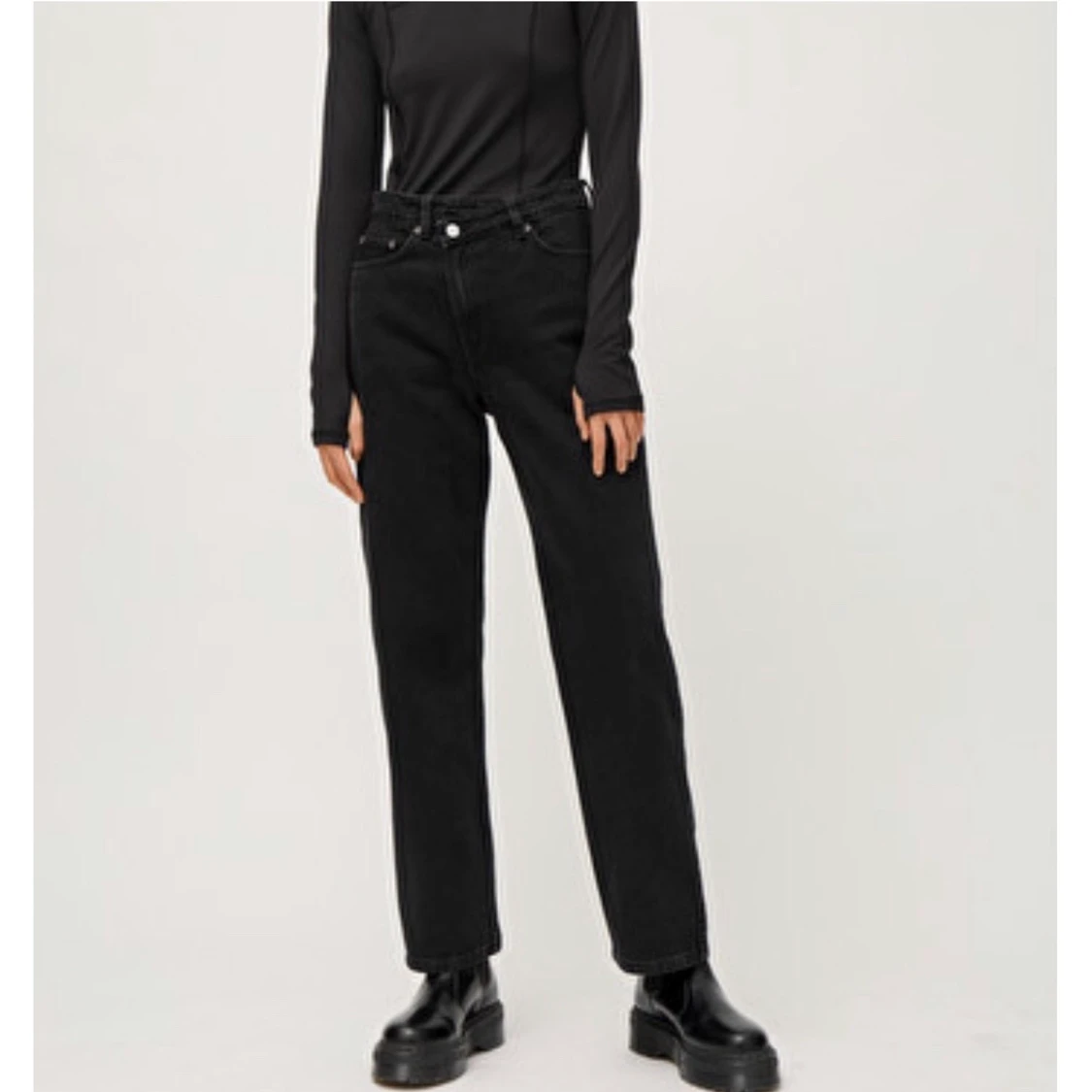 Svarta jeans ifrån weekday