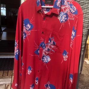 Skjorta - Schysst sommarskjorta från NEOW. Aldrig använd. Storlek M. Relativt stor i storlek. 