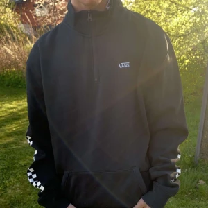 Svart Vans tröja med krage - Asfet tjocktröja från vans i nyskick! Aldrig använd. Dragsko finns längst ner så att man kan justera. Nypris 700kr. Frakt 🚚: 65