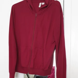 HOOD JUMPER - Its a beautiful hoody maroon jumper . Its almost new only won twice. 