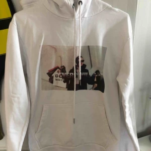  - Vit hoodie med tryck från prettylittlething. Väldigt fint skick. 50kr frakt tillkommer 