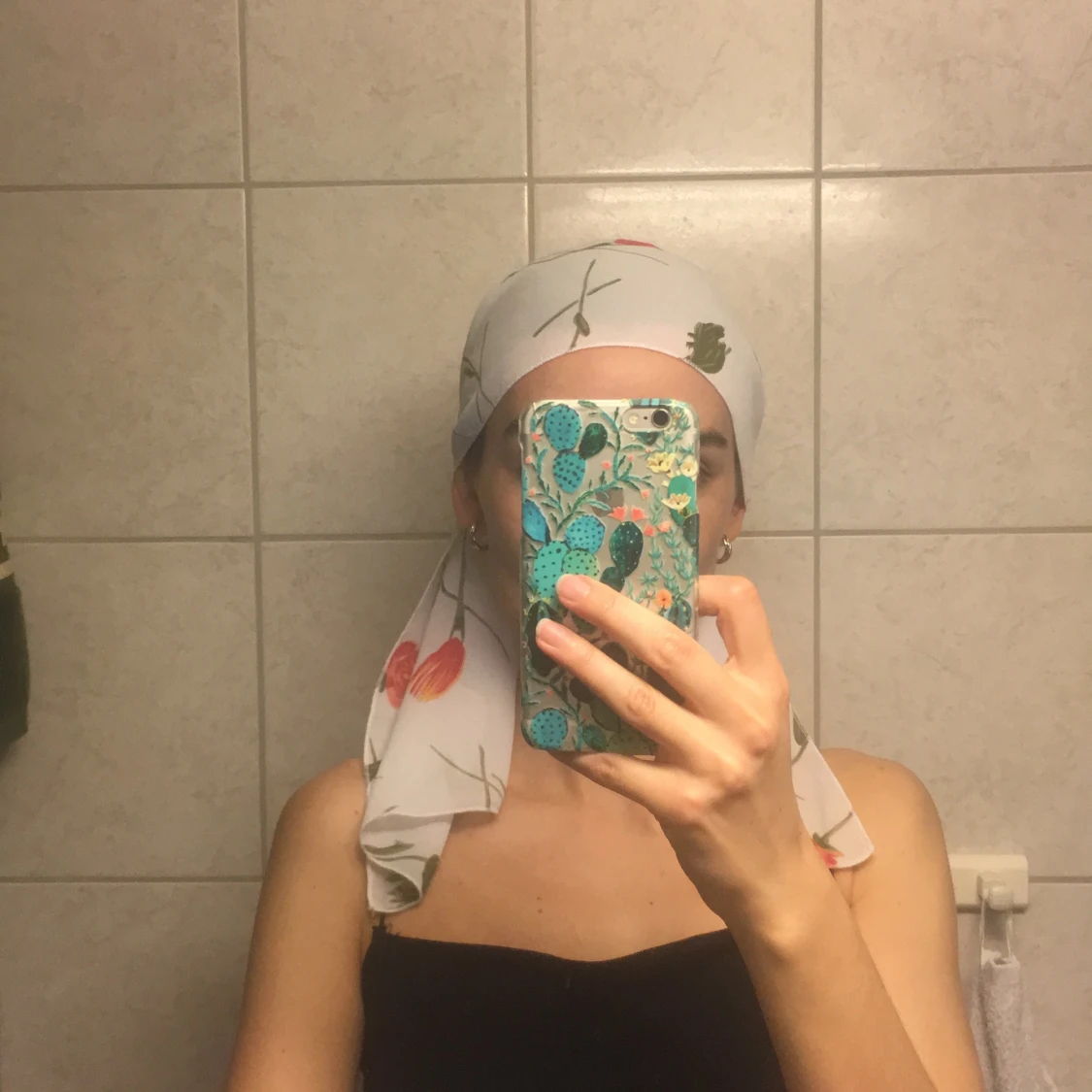 Fin vit och blommig scarf 