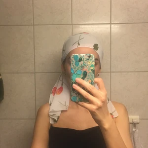 Fin vit och blommig scarf  - Fin scarf ❤️ Frakt 11kr 😍