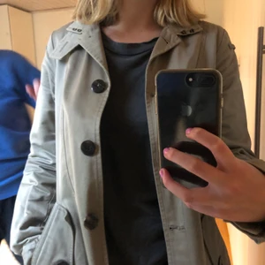 Acne kappa, storlek 38 - Säljer min beiga Acne kappa, då den inte används längre. Den är i bra skick och funkar bra under typ alla årstider. 