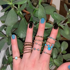 Ringar guld - Ringar 5 kr styck eller 5 för 20. Alla är strl M/L (tyvärr för stort för mig) utom den på lillfingret som är xs