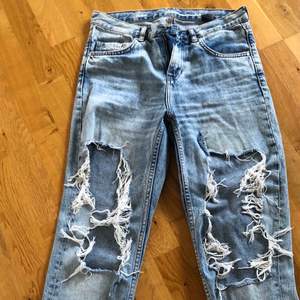 Jättesnygga jeans från bikbok med stora hål på knäna, perfekta nu till sommaren💙 köparen står för frakten 