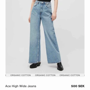 - Mina coola blåa Ace jeans från Weekday💖 jag är 180 cm lång :) Frakt tillkommer på 88kr! 