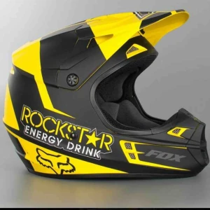  - Säljer nu min hjälm, den är köpt för ca 2 årsen å är i bra skick. Skriv för bilder 👍🏻