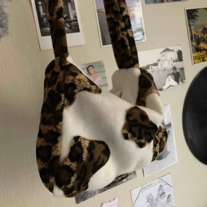  - Supersöt Leopard/fleeceväska med blixtlås! Tillverkad själv med mycket kärlek🥰🥰 finns bara tre stycken så först till kvarn!!❤️