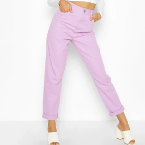 High Rise mom jean storlek 36 - Mycket fina mom jeans i färgen lilac. Endast testat 