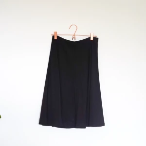 Svart kjol från Tiger of Sweden i XS - Använd fåtal ggr, fint skick. Material är viskos.