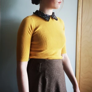 Vintage tröja med skjort-krage - Gul vintage tröja med blommig skjort-krage 🌻🐝 kragen är prydligt fäst med knappar och går att ta bort om önskas, tröjan i tajt passform men stretchigt tyg. Köparen står för frakt! 