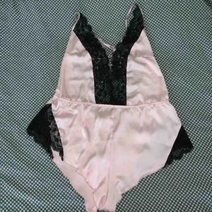  - Endast testat! Väldigt fint rosa sidentyg med svart spets, låg rygg.  Storleken är L men passar större M.