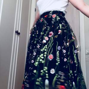 Jättefin kjol med lager och blombroderi. Säljer pga använder mindre än den förtjänar <3 