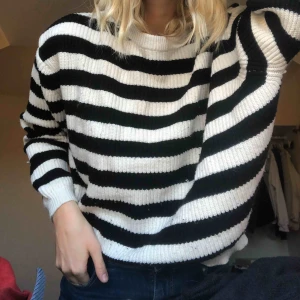  - Asmysigt tjocktröja. Svartvit randig från Bershka 