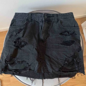 Snygg jeans kjol - Super cool jeanskjol med slitningar från Hollister. Sällan använd därav bra skick!!