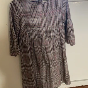 Väldigt fin barnklänning från Zara - Väldigt fin barnklänning köpt från Zara men knappt använd.