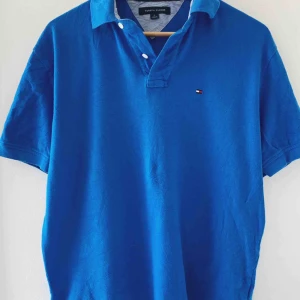 Tommy Pike - En blå vintage/retro Oversized tshirt från Tommy Hilfiger! Knappt använt, jätte fint skick :) Kan så klart skicka fler bilder, och frakt tillkommer! Står M men passar upp till XXL beroende på hur man vill att den ska sitta !