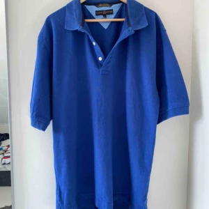 Tommy Pike  - En oversized blå vintage/retro topp från  Tommy Hilfiger! Knappt använt, jätte fint skick :) Kan så klart skicka fler bilder, och frakt tillkommer! Jag är 173 och den går den till mina lår, kan lätt användas som tshirt klänning ☺️