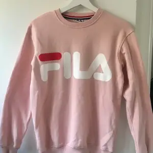 Säljer denna snygga, rosa FILA sweatshirt från junkyard.  Använd ett fåtal gånger och är i väldigt bra skick! 💓