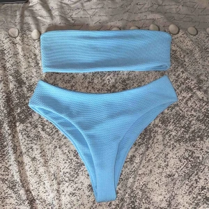  - Blå bikini med bandeu topp i storlek 38