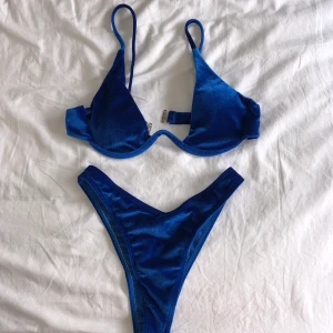 blå velvet bikini - Oanvänd bikini som inte passar mig. Skitsnygg blå färg!! High waist