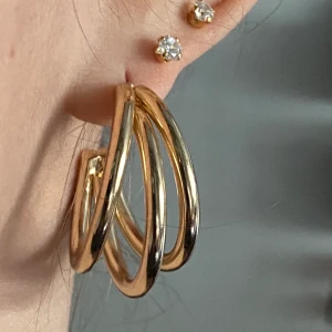 Guld hoops - Guld hoops från guldfynd. Oanvända utan missfärgningar💕 fraktar eller möts upp i sthlm