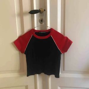  - One size men skulle säga den passar en Xs/mindre S beroende på hur man vill den ska sitta! Jättebra skick! Köparen står för frakten🚙📦