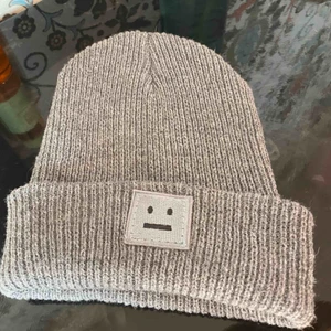  - Acne mössa, oanvänd, äkthet kan inte bekräftas då den är inköpt på secondhand.