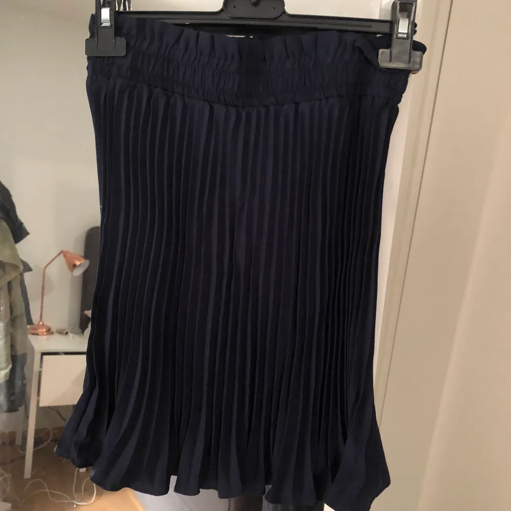 Så snygg plisserad marinblå kjol från H&M. Tyvärr för liten för mig men är i väldigt bra skick. Storlek 34 fast passade mig som är 38 och därmed tror jag att den passar 34,36,38. Beror lite på hur tajt man vill att den sitter i midjan.. Kjolar.