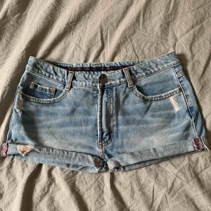  - Jeansshorts med slitningar
