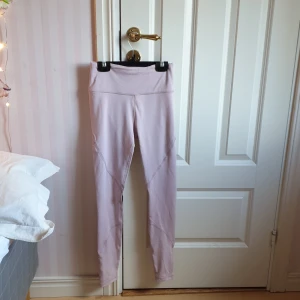 Ljusrosa tights - Säljer mina superfina ljusrosa tights från Energetics då dem är för små. Använda en gång. Skönt men inte så strechigt material. Passar om du är runt 1.60. Frakt tillkommer. Hör av er vid intresse🌸👍