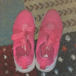 skor - fina adidas skor knappt använda. Frakt 30kr