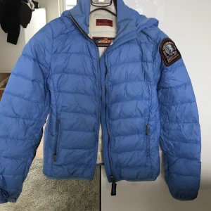 Jacka, Parajumper - Ljusblå lättviktsdunjacka från Parajumper. Äkta!! Modellen heter ”Super Light Weight” och storleken är Y-L Young. Men passar bra för mig som är XS/S. 