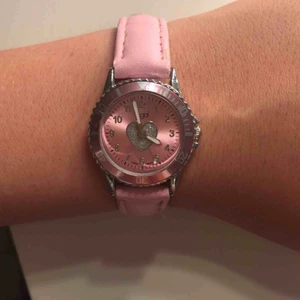  - Säljer denna fina rosa klockan🌸