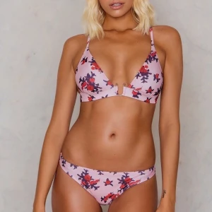 NAKD Bkini🌸 - Blommig superfin NAKD bikini. Har bara använt denna fåtal gånger så bikinin är i fint skick. Säljer pga att den nu är för liten för mig. Nederdelen är i storlek S och överdelen är XS. Frakten betalas av köparen och ligger på 30 kr.