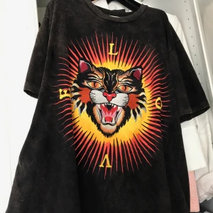 Gucci - Gucci Angry Tiger tshirt(cotton) i storlek XL/L (snygg oversize) väldigt sällan använd.                          Nypris på denna var 750$ 