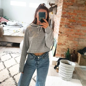 Cropped grå hoodie strl XS - En fin croppad luvtröja från hm 