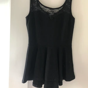 Svart topp/linne - Säljer denna topp då den inte kommer till användning för mig längre. Betalning sker via swish, frakt tillkommer. 