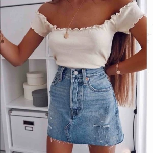  - Superfin jeanskjol från Levi’s! Använd men i bra skick! Perfekt nu till sommaren😍 säljer då den tyvärr blivit för liten för mig