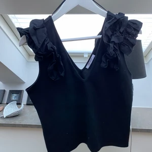 Zara linne - Fint linne med volanger på axlarna. Storlek S. Köpt på zara för några år sen. Kan mötas i Göteborg/Kungsbacka annars står köparen för frakten. 